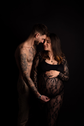 Grossesse_studio_low-key_couple