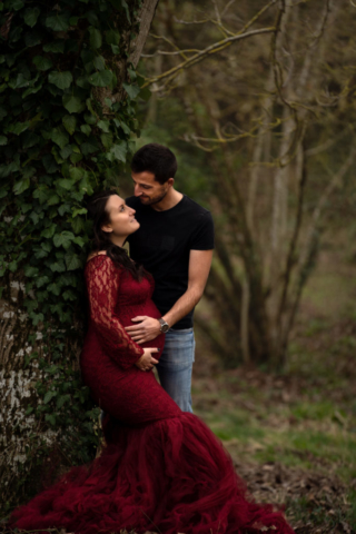 Grossesse extérieur forêt couple