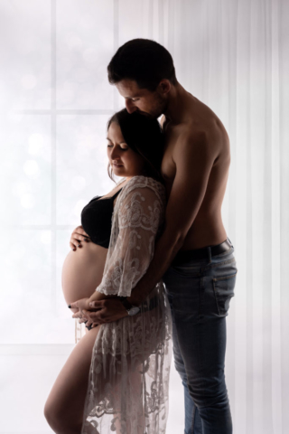 Grossesse_studio_contre jour couple