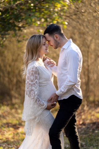 Grossesse extérieur lumière couple